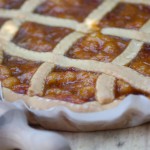 Crostata ricca di marmellata di susine e mandorle